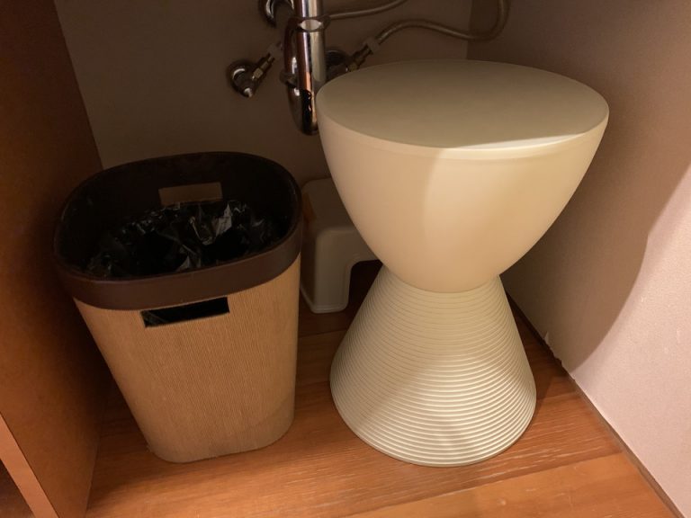 洗面台下(ゴミ箱、キッズステップ、イス)