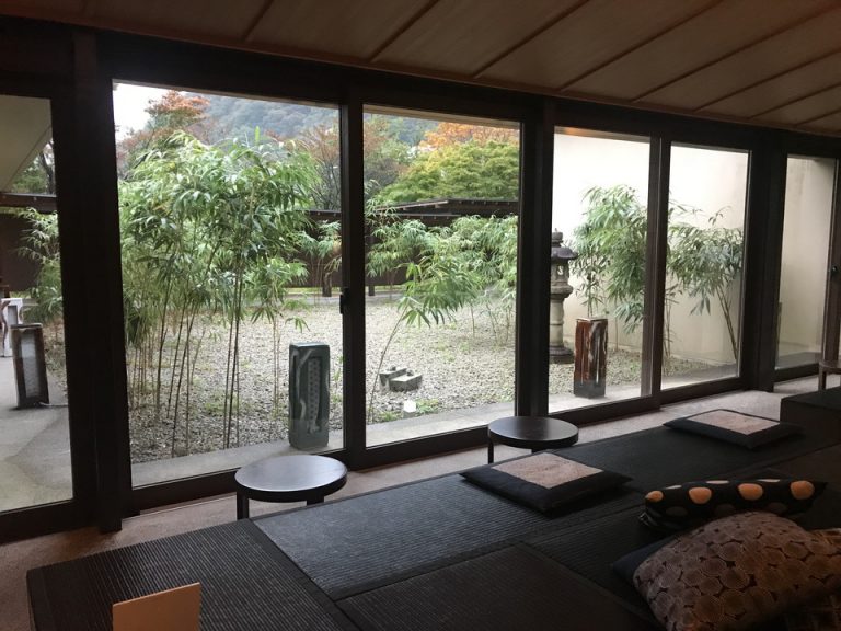 休憩コーナーから見た外