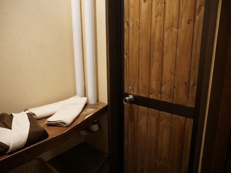 客室露天風呂への扉