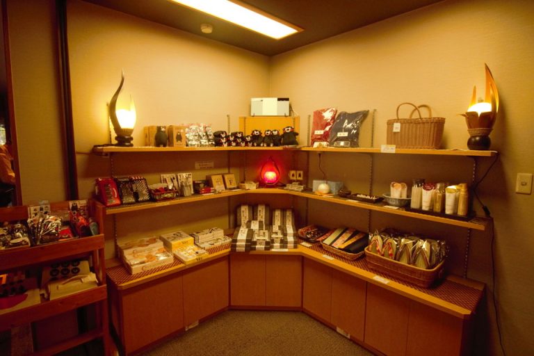 【ショップ内観】カウンターの隣に小スペースなお土産売り場(1)