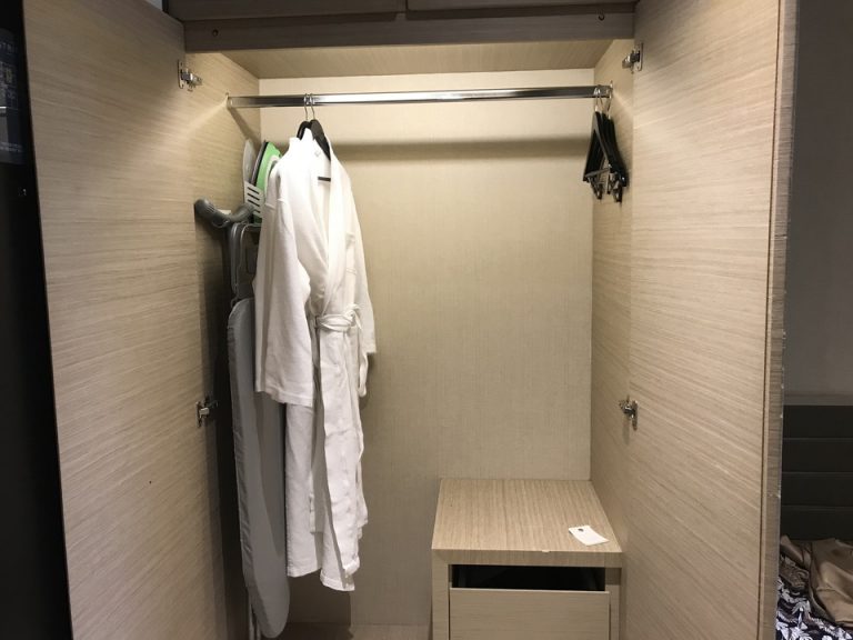 クローゼット外観(開けた状態)1 クローゼットを開けたところです。アイロンセットとバスロープ2枚、引き出しにはドライヤーとスリッパ2つ、クリーニング注文書が入っていました。