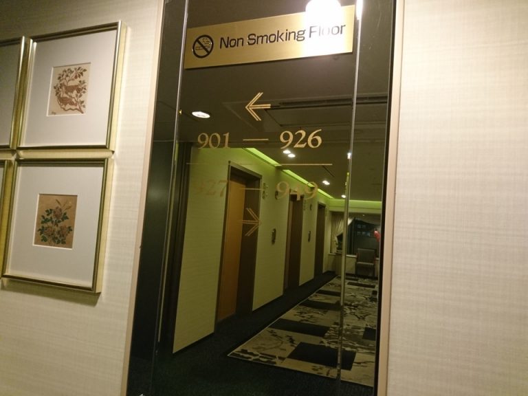 廊下の部屋の案内表記