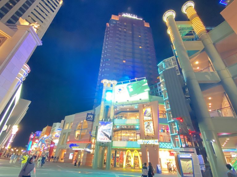 ホテルの外観と街2