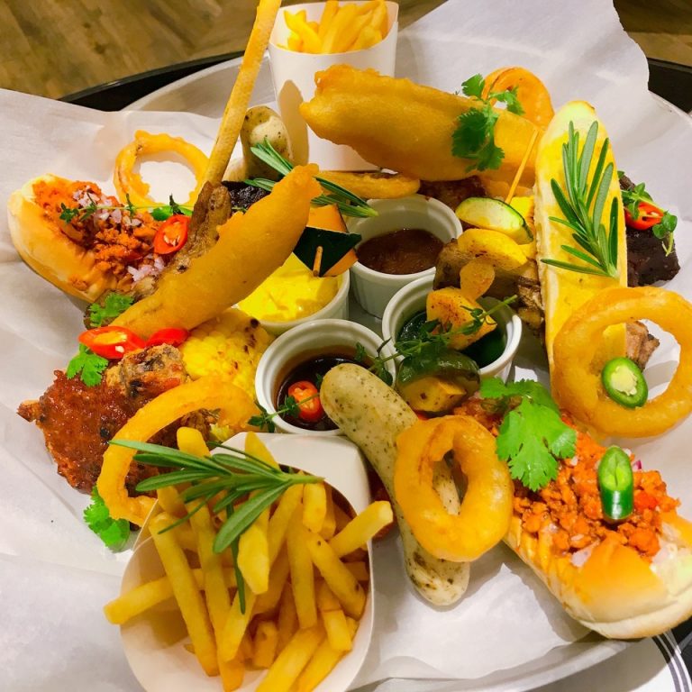 「We grill, You chill」というイベント中で、チャコールで焼いたお肉と野菜、魚のフィリッターやチリドッグの盛り合わせがサーブされます。これで二人前です。