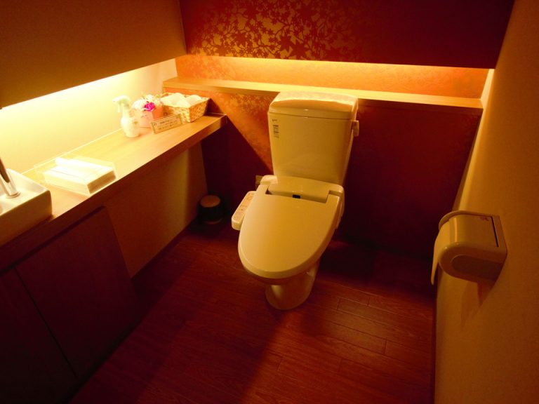 【トイレ】照明が落ち着いた雰囲気のトイレ(2)