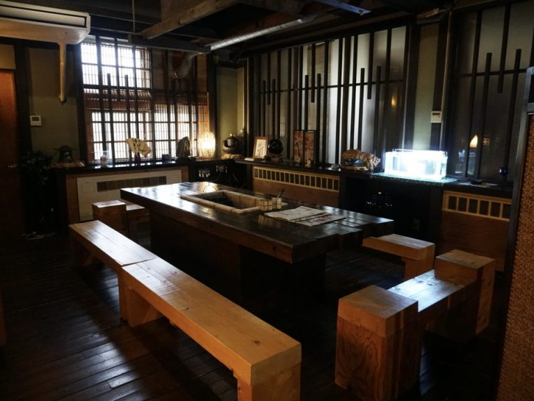 囲炉裏のテーブル