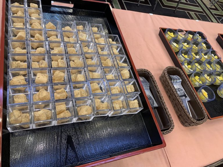 朝食はブュッフェ形式です(小分けの料理は各自取ります)