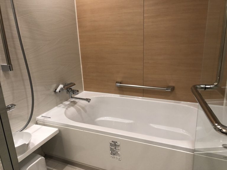 バスルーム入口から全景