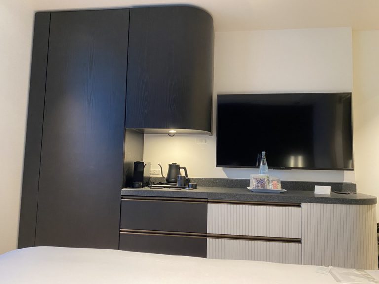 ベッドから見たテレビ