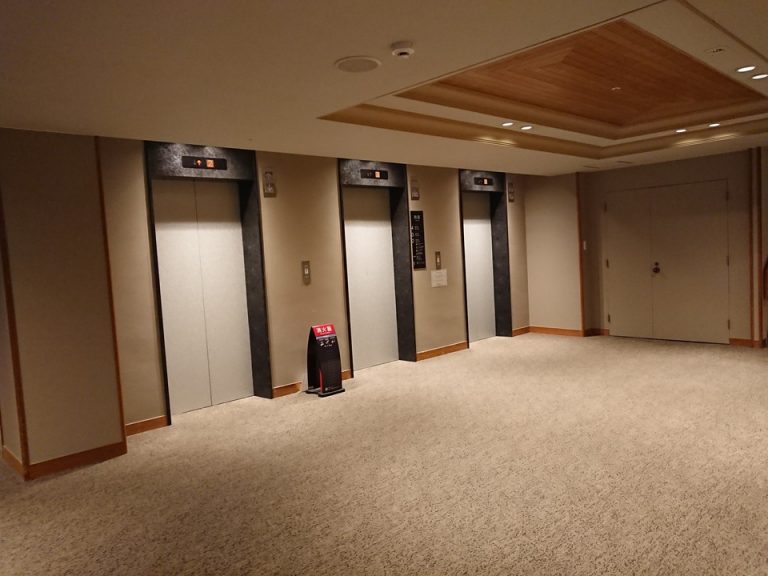 エレベータホール客室階(西館)_4階建てで3基あるので混雑することはありませんでした