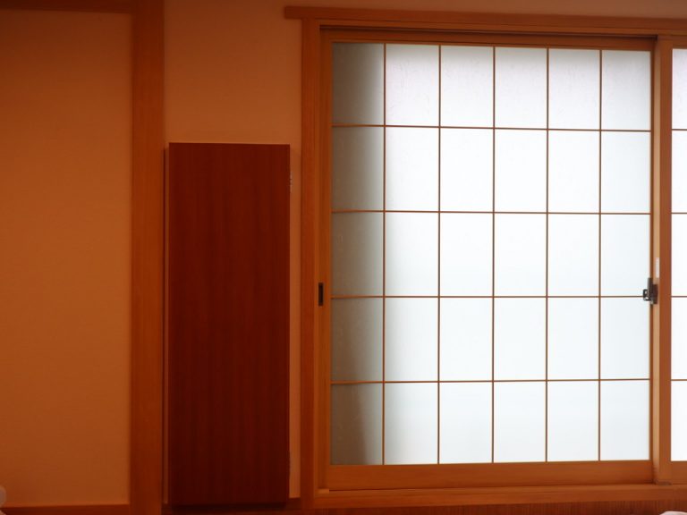 左に鏡、右に客室窓