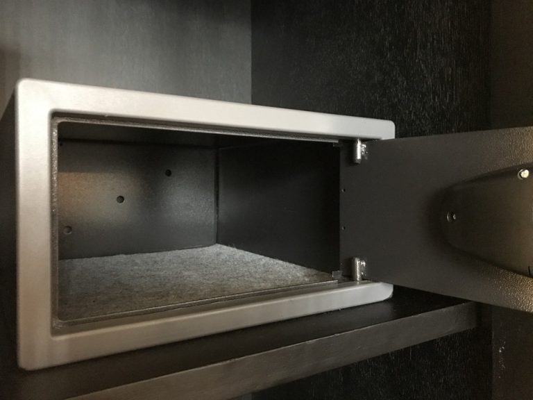 セーフティーボックス(開けた状態) セーフティーボックスを開けた状態です。よくホテルにある小さめのものでした。