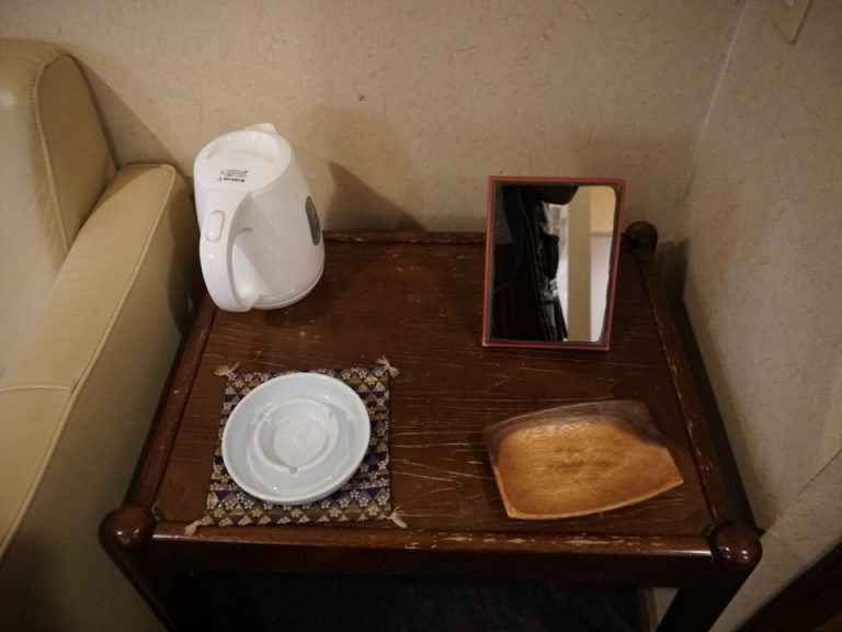 ソファ横デスク