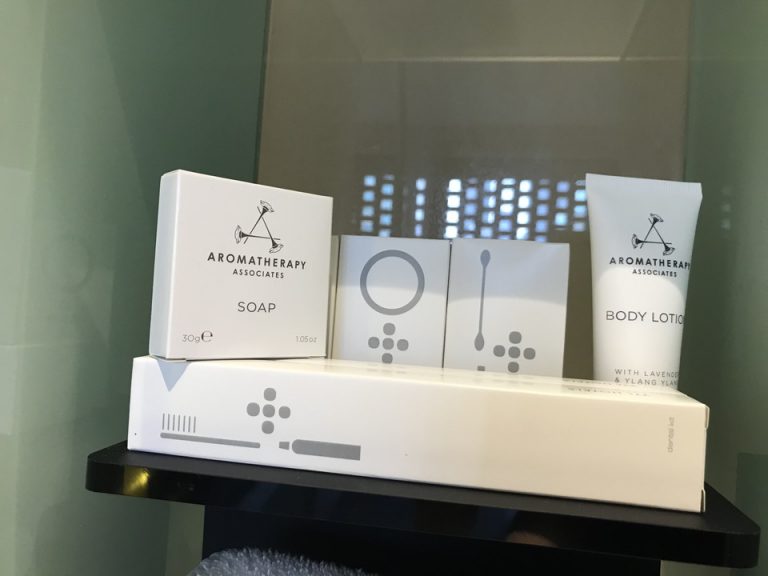 アメニティー アメニティーは、歯ブラシ、綿棒、コットン、サニタリーバッグ、ボディローション、固形石鹸でした。ローションと石鹸は、イギリスの高級ブランド、アロマセラピーアソシエイトのものでしたので、嬉しかったです。ラベンダーとイランイランの香りのものでした。