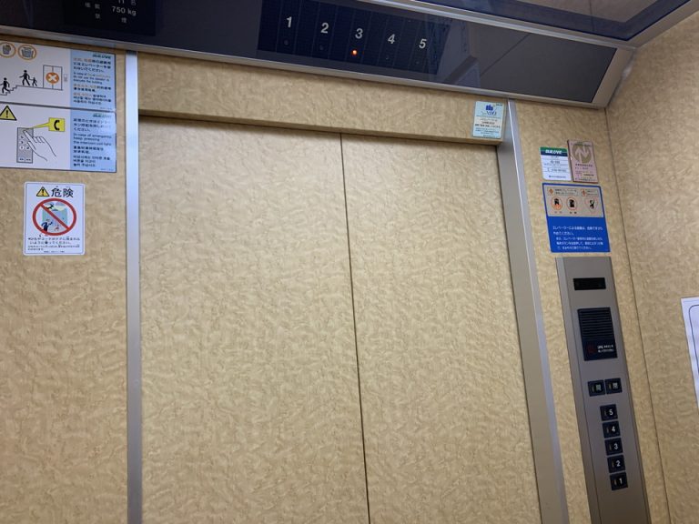 エレベーター内観2