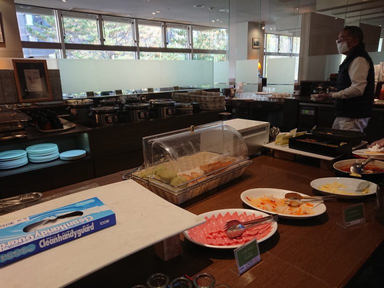 朝食会場_お料理を取る際はビニール手袋着用でした