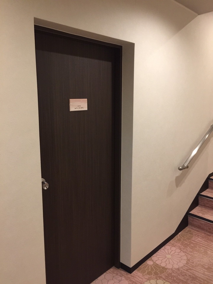 宿泊する部屋の扉です