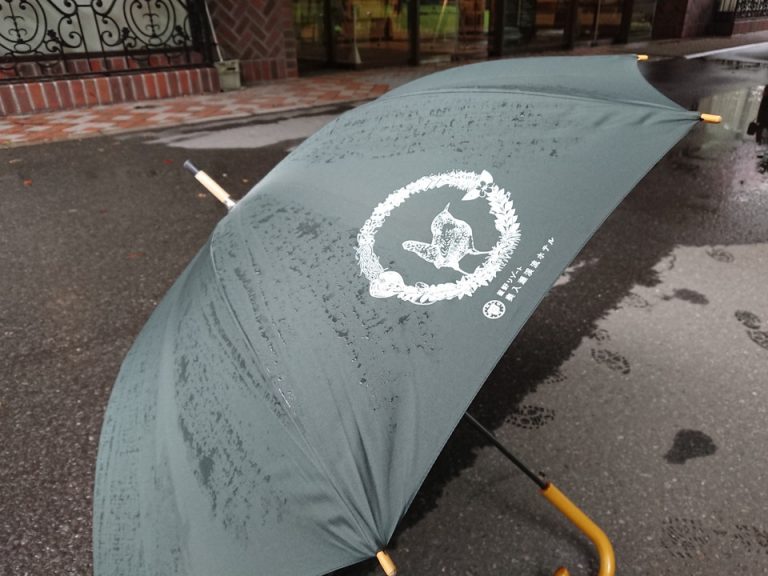 ホテルのロゴ入りの貸し傘