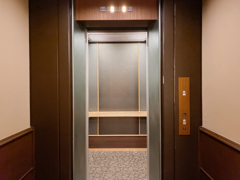 エレベーター内部
