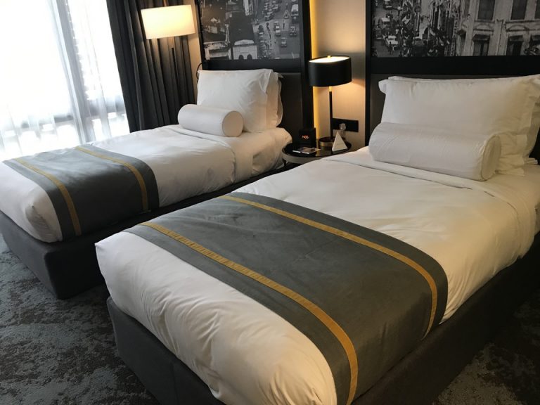 ベット全体2 ベットは固めのマットレスでした。枕は大きい硬さが同じもの2つと、円柱のもの一つでした。