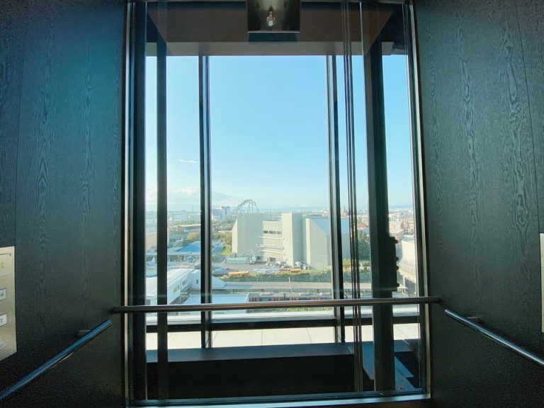 エレベーター内3