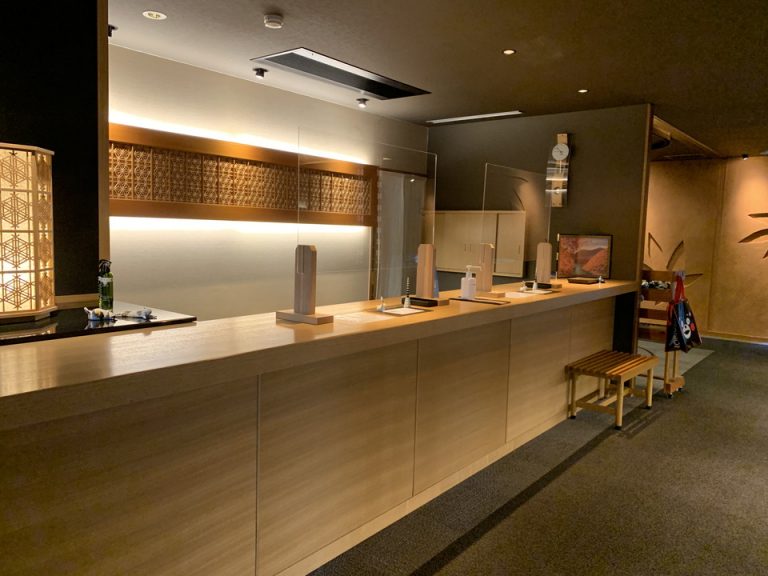 木素材あたたかみのあるフロントのカウンター