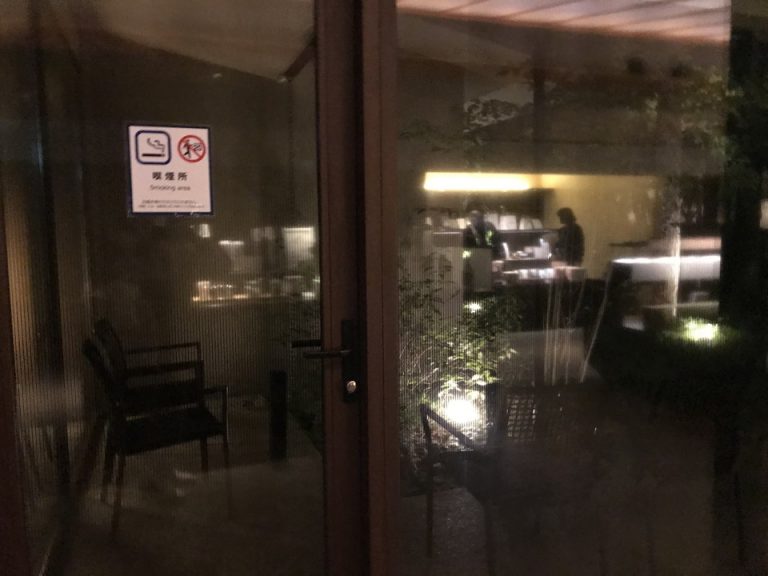 ロビーから出れる喫煙スペース