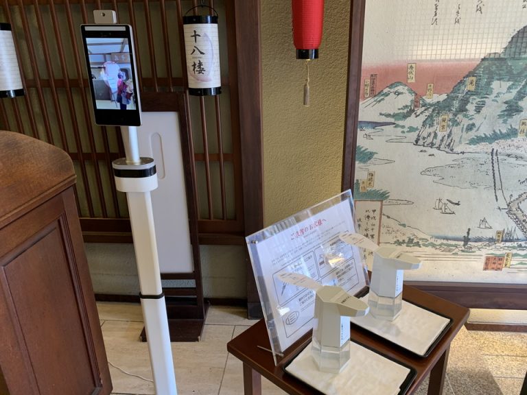 入り口でアルコール消毒と検温を行います