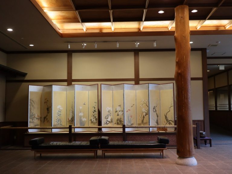 フロント (エントランスから左側)