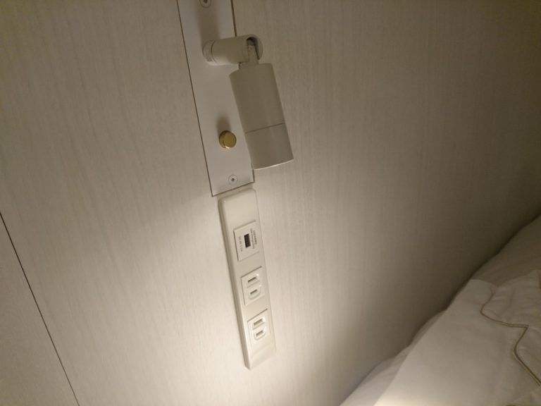 ブックライトとUSBポート、コンセントは、各ベッドにあり