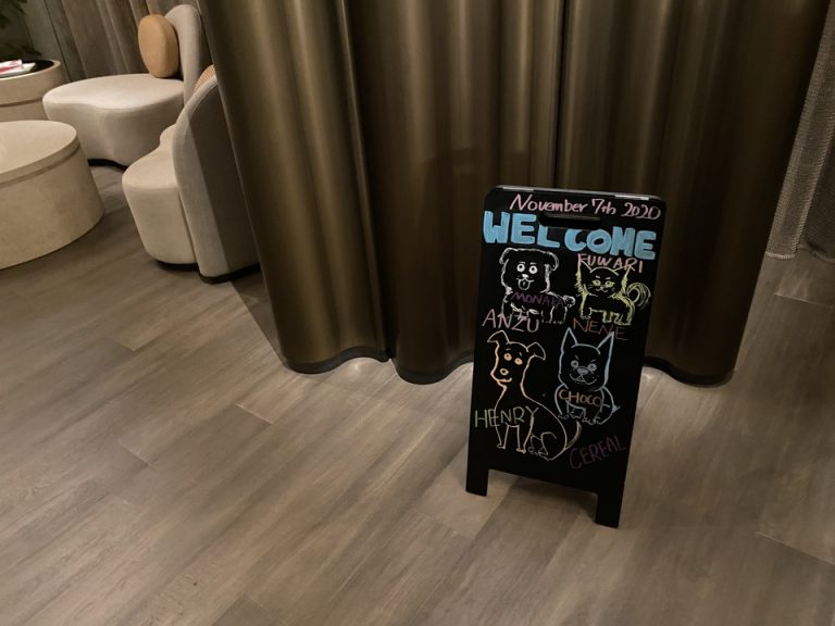 フロントカウンター横のボード