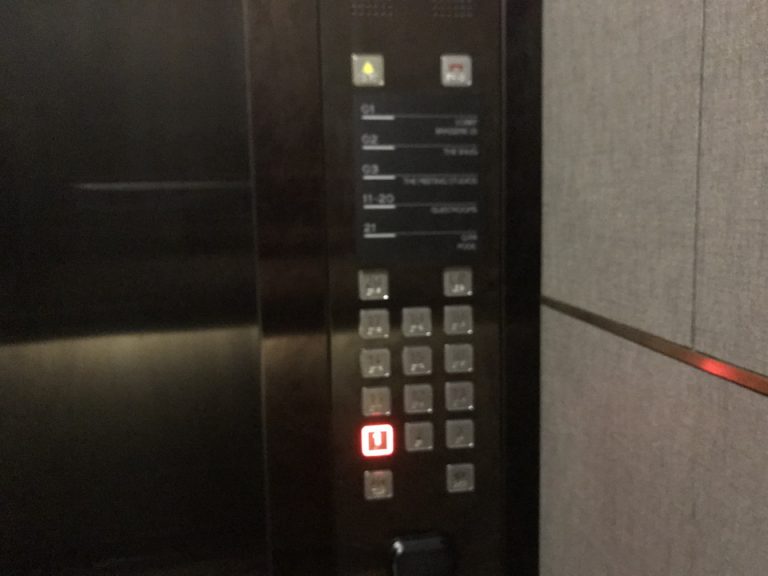 エレベーター階数ボタンは、宿泊階はカードキーをかざして押すシステムなので安心です。