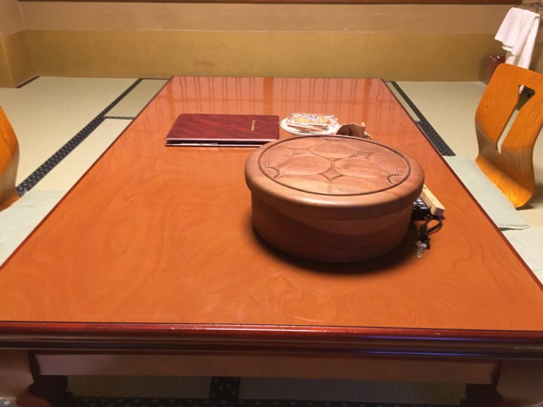デスク(客室テーブル)