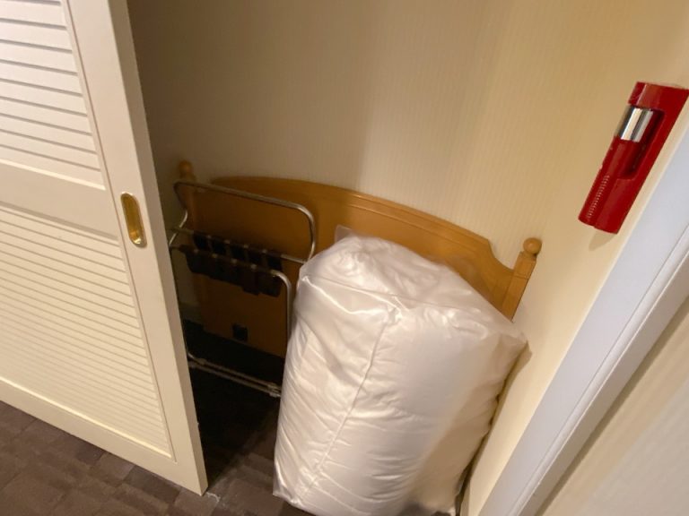 クローゼット内 いす、布団