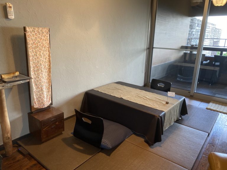 テーブル こちらで食事を食べました