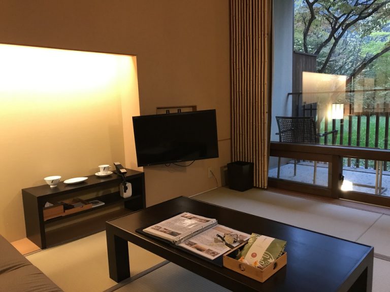 ソファからテレビ