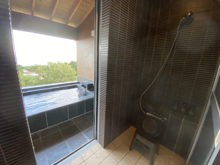 シャワールームから見た露天風呂