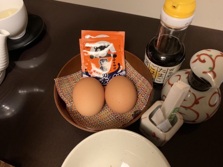 【朝食】卵かけ御飯用の卵とくまもんのふりかけ