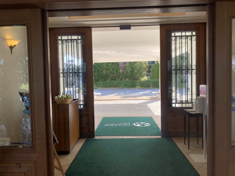 エントランス内観