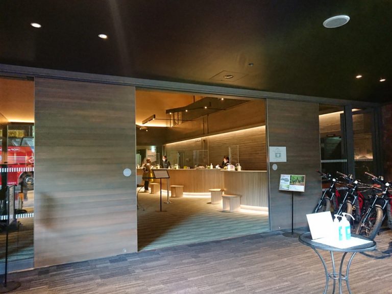 エントランス内観