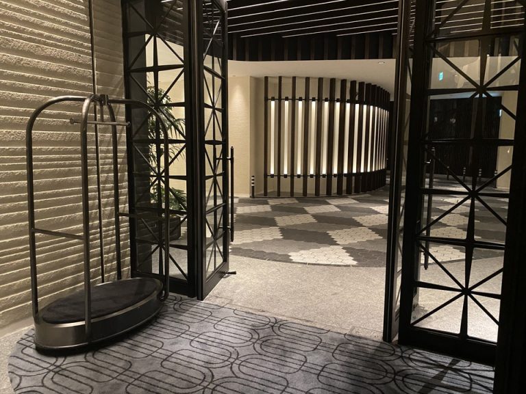 ロビーから見た車寄せ