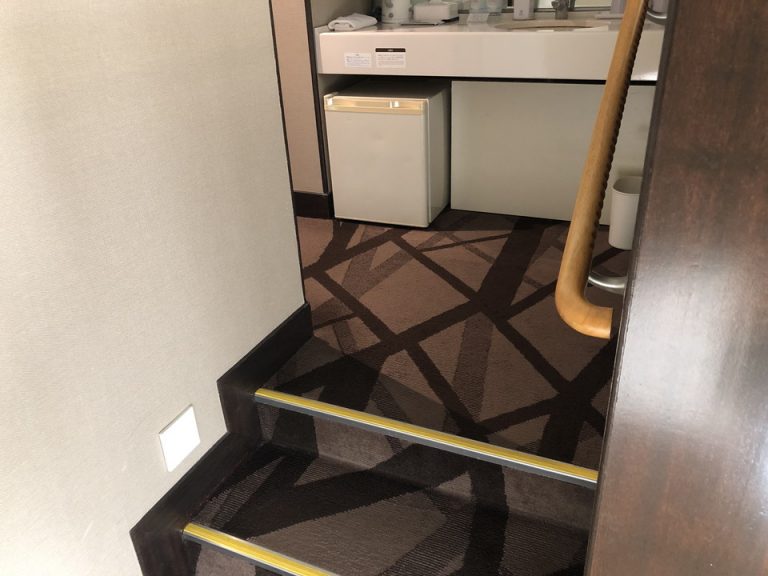 手すりついている