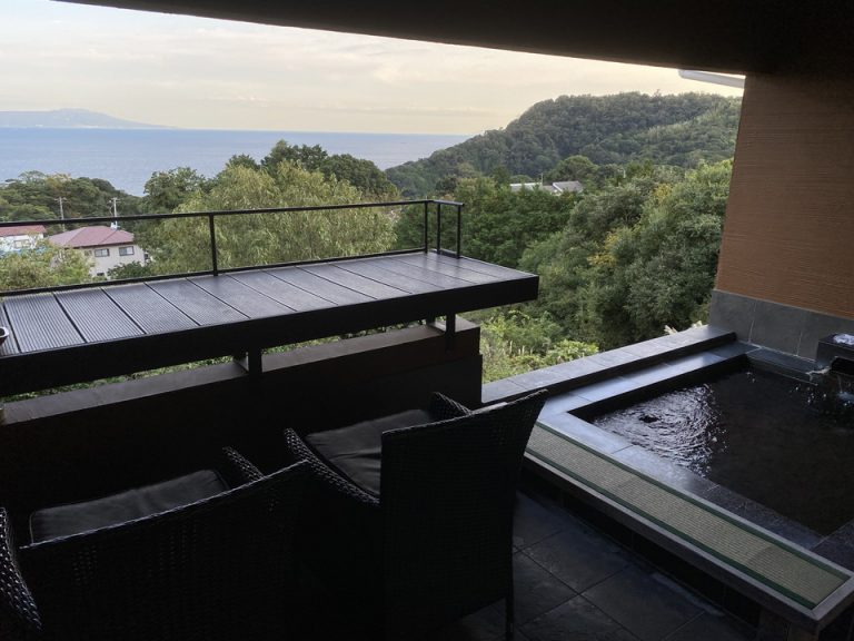 露天風呂の隣はテラス