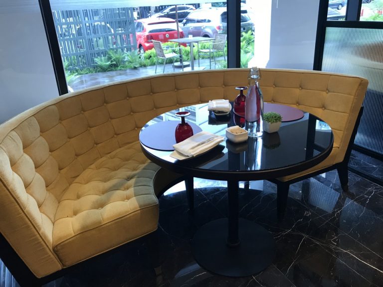 普通の席も良いですが、こちらの円形のソファで頂きました。ゆったりと座ることが出来、落ち着いて食べられます。