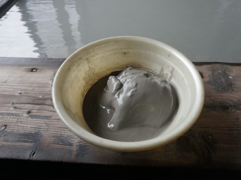 パック用に泥を取り分けてくれています