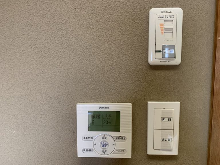 浴室出入り口部分は床暖房になっています