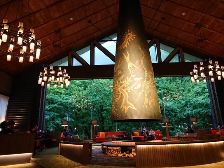 岡本太郎のオブジェには森の神話の情景が描かれています