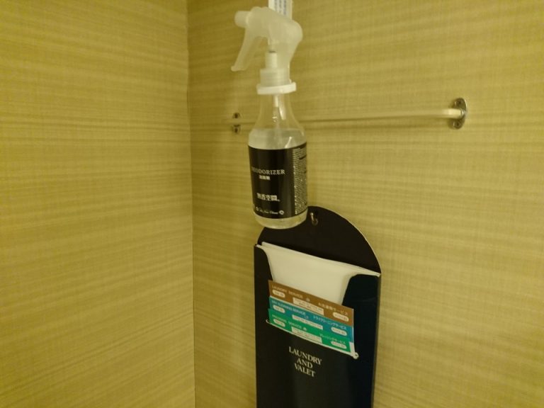 消臭スプレーとランドリーバック