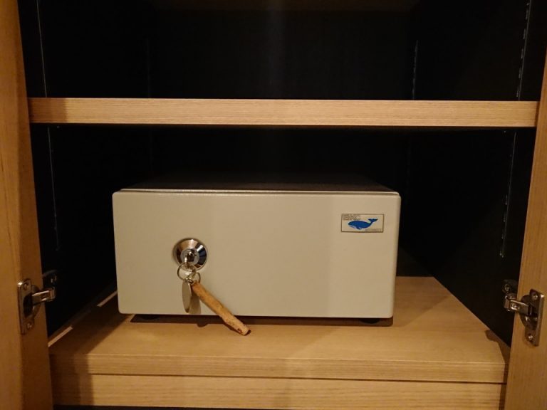 セーフティーボックス(閉じた状態)クローゼット内に設置されています