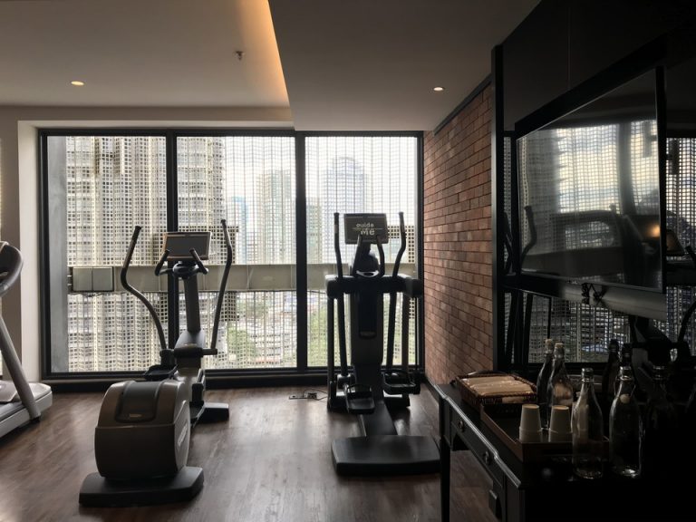 ジム利用の際に使えるヘッドフォンの貸し出し、ビニール袋に一つづつ入ったタオル、水のボトルと紙コップが有りました。除菌シートや除菌ジェルもありました。